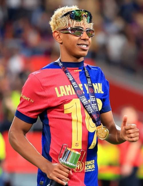 鲁尔：多特小将科尔-坎贝尔就转会接触了中日德兰和图尔贝里