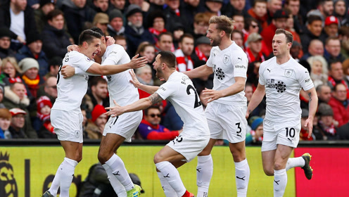 3C：退役三天前我和莱万说不想再为任何球队踢球，除非是巴萨