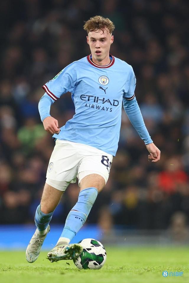 皇马因战术分歧和防守问题表现不稳定，哈维·阿隆索与球员矛盾缓和但压力仍大，需加速抢分以夺冠。