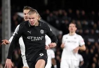 布莱顿发布三笘薰手持二战时日本侵略者照片的图片，如今已删除道歉但限制评论