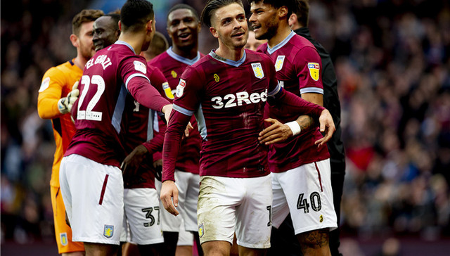 利物浦官网仅放萨拉赫抢圈训练图，未展示其与队友拥抱镜头