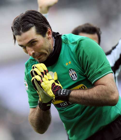 6分42秒，姆巴佩完成欧冠历史第二快帽子戏法