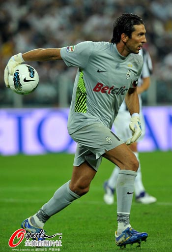 静候足协杯决赛，苏州奥体中心的草皮已换新